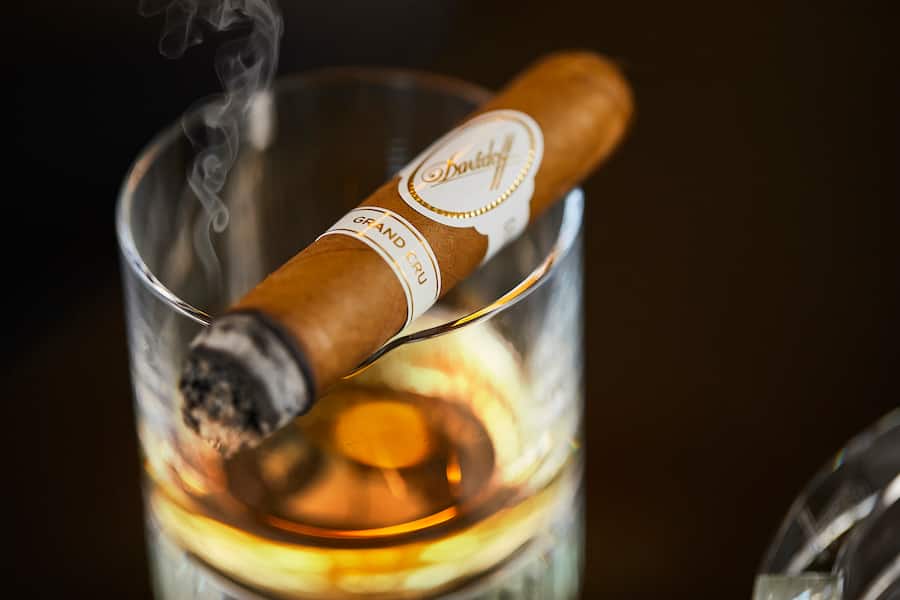 Zigarren-Glas. Lidwina Weh (Weinakademikerin, Zigarren-Liebhaberin) und Sam Reuter (Davidoffs Global Brand Ambassador) am Hauptsitz von Oettinger Davidoff, Basel, 19.05.2020. Foto Lucia Hunziker