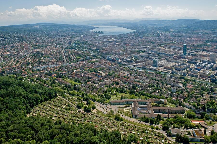 Die Familiengaerten am Hoenggerberg mit Zuerich im Hintergrund.Aufnahme vom 21.05.2011Bild: reportair.ch