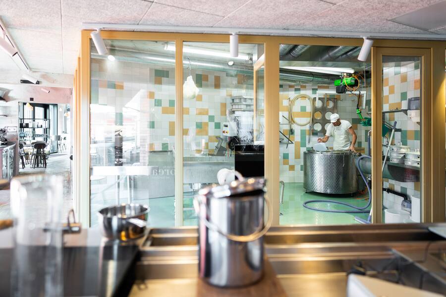 Zuercih, Schweiz, 17. Oktober 2019 - Restaurant zur Werkstatt, Kaeserei.