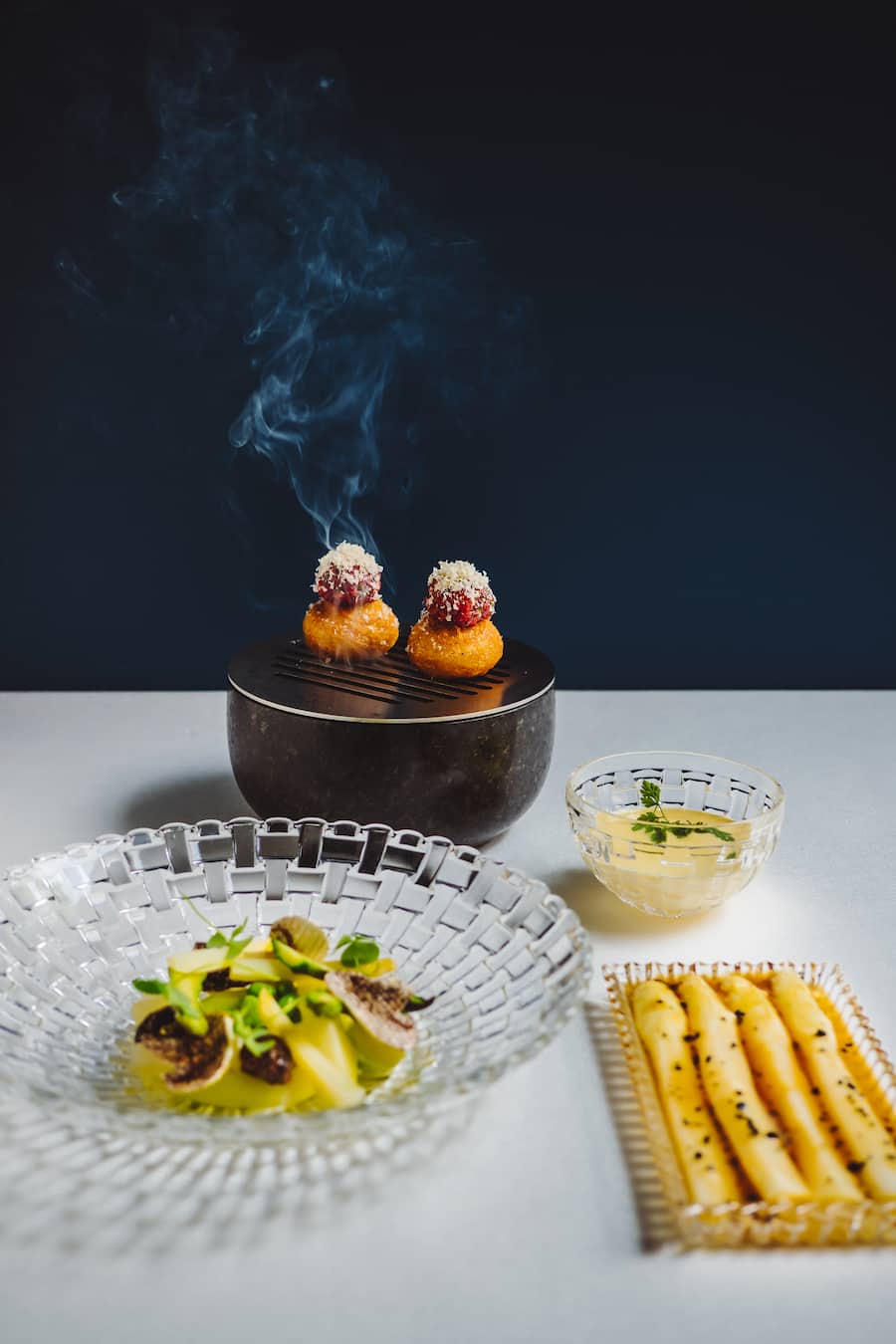 Spargel, Hollandaise, PilzessenzBeignets mit Kräuterfüllung, Rindstatar, BelperknolleFrühlingssalat mit Morcheln, Pilzen und Spargel - IGNIV Zürich - Chefkoch Daniel Zeindlhofer und Gastgeberin Ines Triebenbacher - Freitag, 22. Mai 2020 - Copyright Olivia Pulver