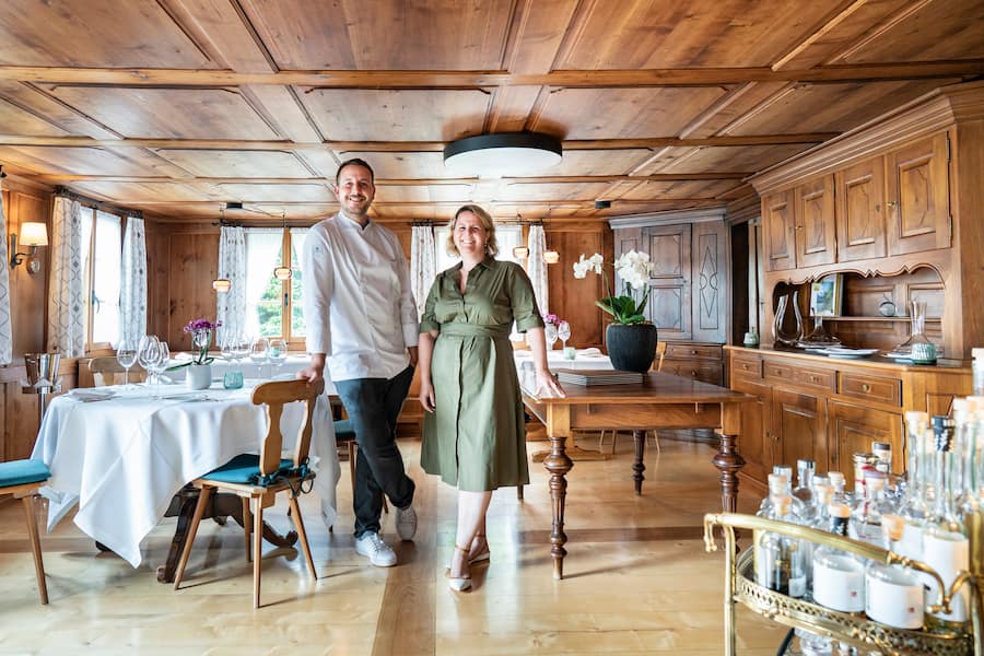 Zwyssighaus, in Bauen UR, Michael Engel, Koch und Gastgeberin Angela Hug, in der Gaststube